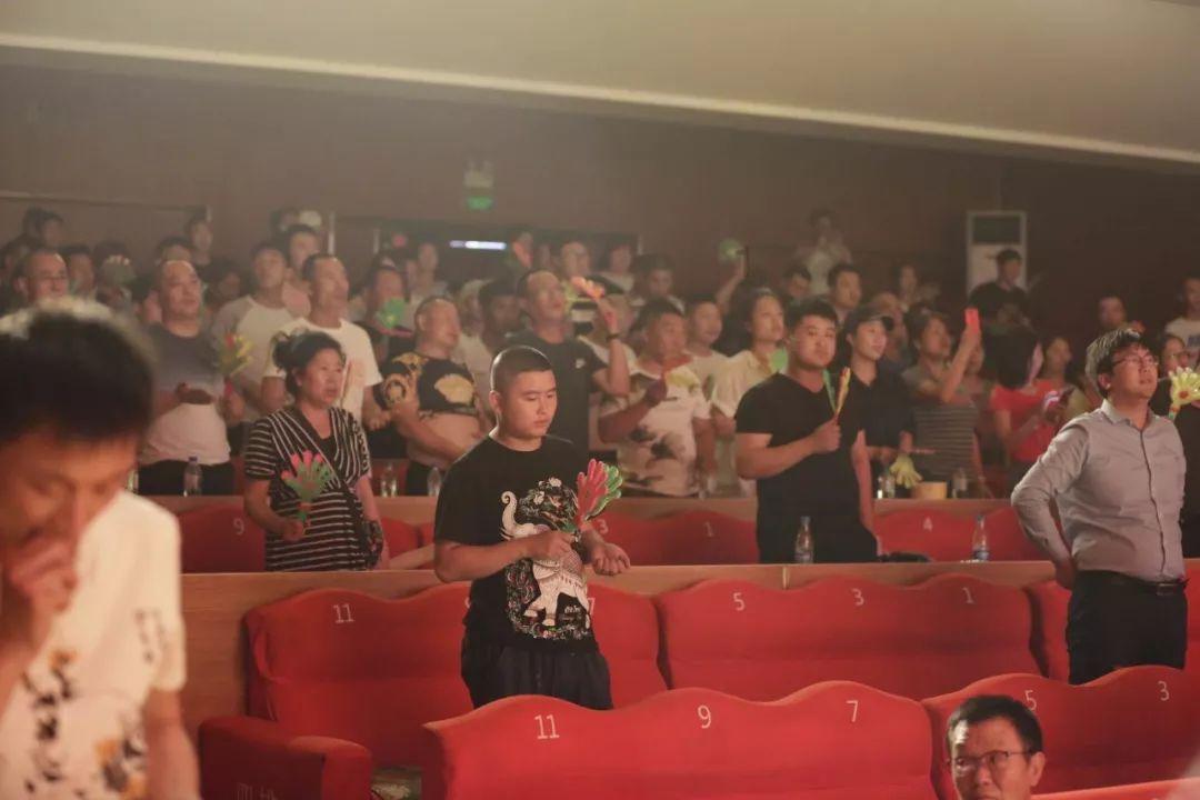 这个女孩是我的姐姐她是一个很好的姐姐英语合成定语从句？